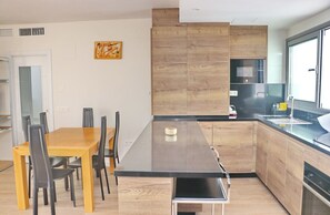 Kylskåp, mikrovågsugn, diskmaskin och kaffe- och tebryggare
