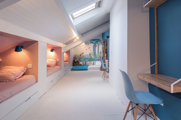 Iron/ironing board, free WiFi, bed sheets