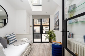 3 makuuhuonetta, työpöytä, silitysrauta/-lauta, internet