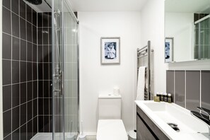 Dusche, Haartrockner, Handtücher