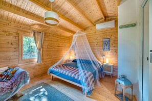 1 bedroom, bed sheets