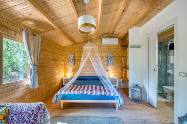 1 bedroom, bed sheets