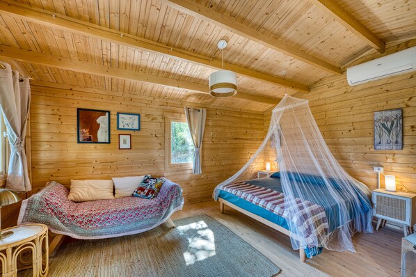 1 bedroom, bed sheets