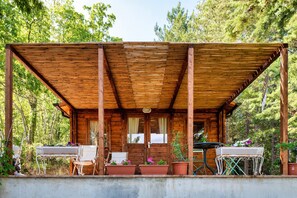 Outdoor dining - The Little House in the Woods (Assisi)