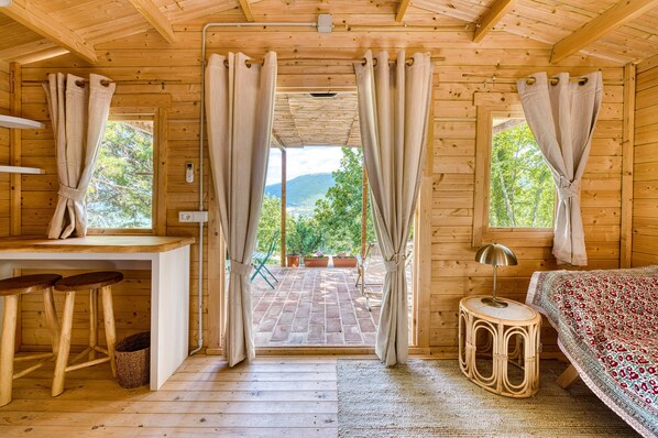 1 bedroom, bed sheets