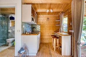 Frigorífico, microondas, placa de cocina y utensilios de cocina