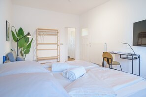 Tabla de planchar con plancha, wifi, ropa de cama