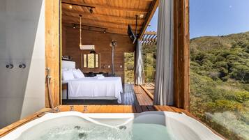 Basic Chalet | Outdoor spa tub