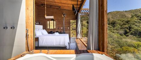 Basic Chalet | Outdoor spa tub