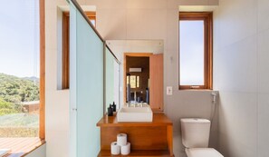 Separate bathtub and shower - Cabana de Luxo na Serra Catarinense Vst018 (Anitapolis)