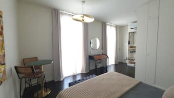 2 slaapkamers, een kluis op de kamer, een bureau