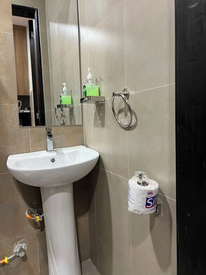 Dusche, Handtücher, Seife, Toilettenpapier