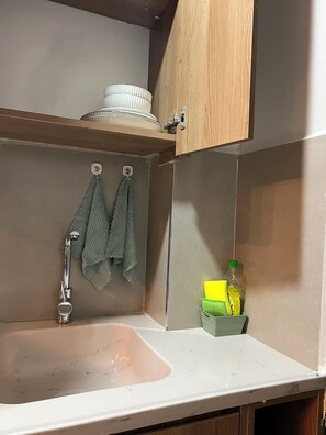 Douche, serviettes fournies, savon, papier toilette