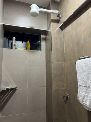 Douche, serviettes fournies, savon, papier toilette