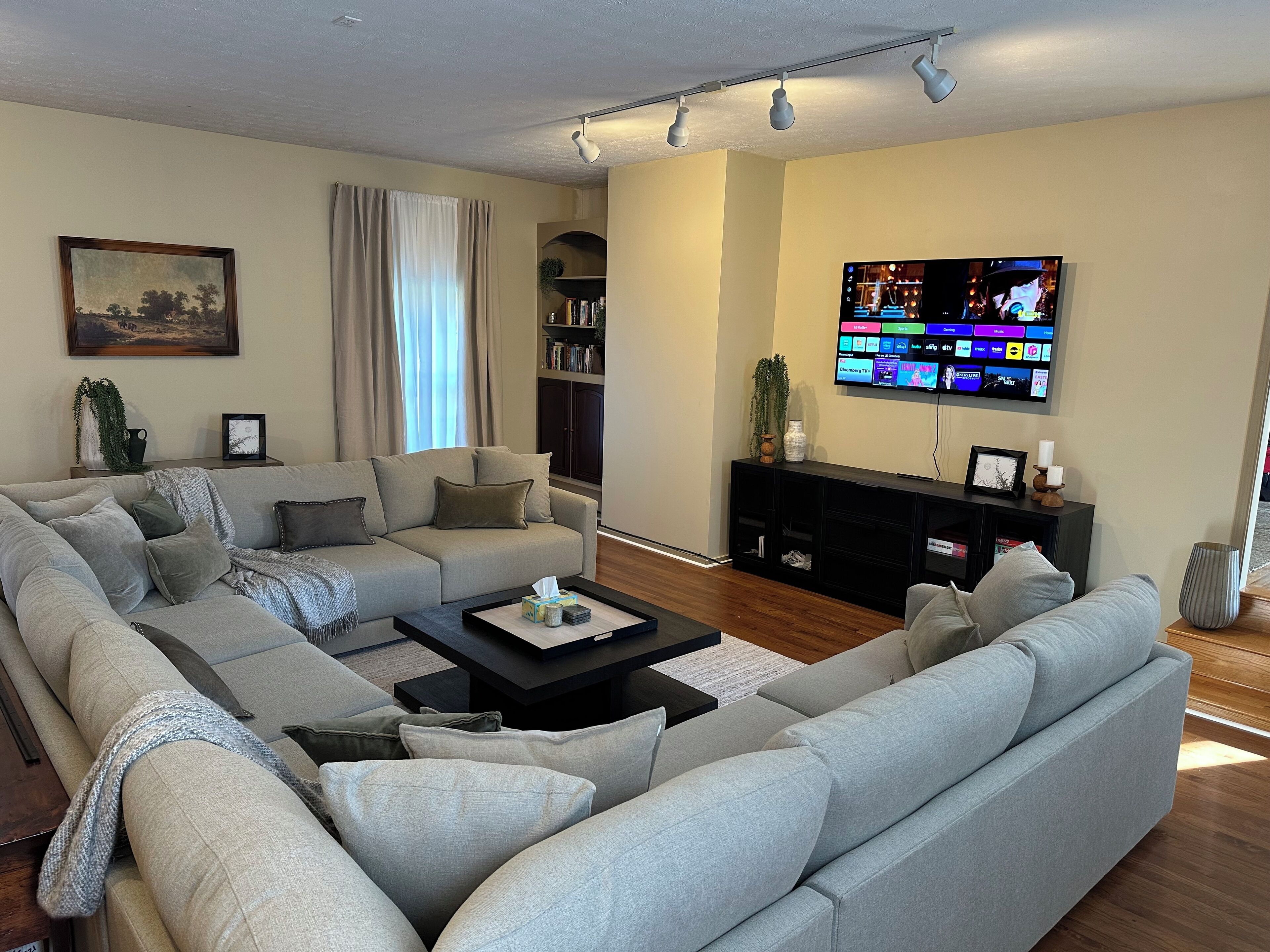 Spacious family room with never ending things to do! 