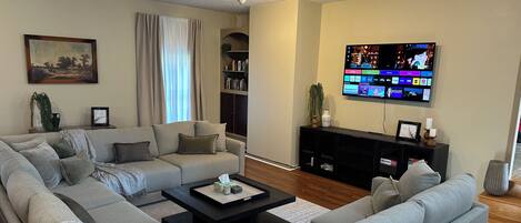 Smart-tv, een open haard, videospelletjes en boeken