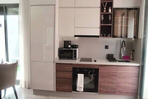 Fridge, microwave, oven, coffee/tea maker