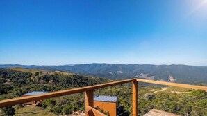 Une vue panoramique d’un paysage montagneux sous un ciel dégagé.