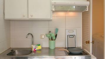 Kühlschrank, Mikrowelle, Ofen, Wasserkocher mit Kaffee-/Teezubehör