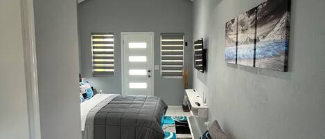 1 slaapkamer, een strijkplank/strijkijzer, wifi, beddengoed