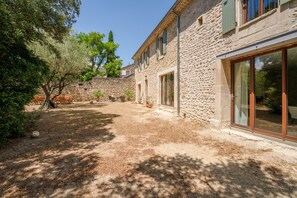 Exterior - Room 'Fuschia' with Shared Pool, Wi-Fi and Air Conditioning (Solérieux)
