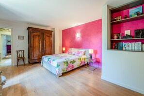1 bedroom, WiFi, bed sheets - Room 'Fuschia' with Shared Pool, Wi-Fi and Air Conditioning (Solérieux)