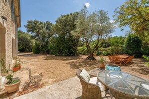 Outdoor dining - Room 'Fuschia' with Shared Pool, Wi-Fi and Air Conditioning (Solérieux)