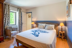 1 bedroom, WiFi, bed sheets - 'Bleue' Room with Shared Pool, Wi-Fi, and Air Conditioning (Solérieux)