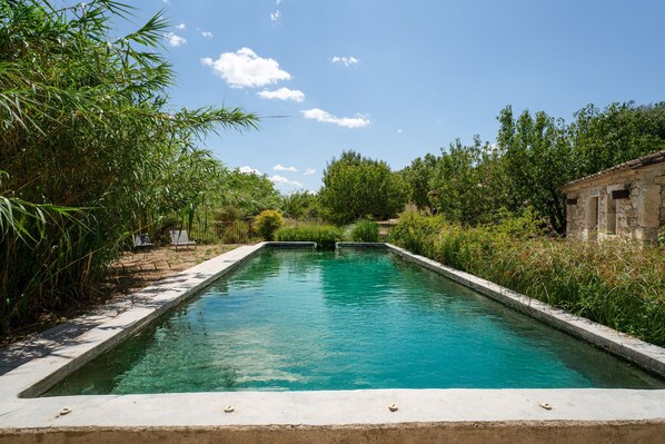 Pool - 'Prune' Room with Shared Pool, Wi-Fi and Air Conditioning (Solérieux)