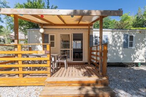 Outdoor dining - Mobile Home 'A - 1-6 Pers' with Shared Pool, Private Terrace and Shared Garden (Lavilledieu)