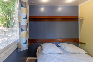 2 bedrooms, WiFi - Mobile Home 'A - 1-6 Pers' with Shared Pool, Private Terrace and Shared Garden (Lavilledieu)