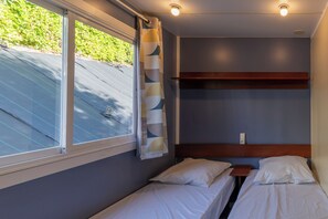 2 bedrooms, WiFi - Mobile Home 'A - 1-6 Pers' with Shared Pool, Private Terrace and Shared Garden (Lavilledieu)