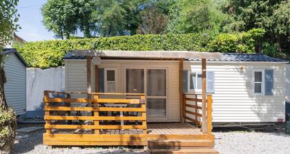 Mobil-home 'Mobil-home D - 1-6 Pers' avec piscine partagée, terrasse privée et jardin commun