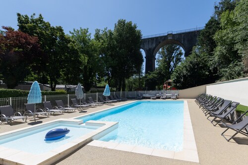 Mobile Home 'Mobil-home D -  1-6 Pers' with Shared Pool, Private Terrace and Shared Garden