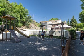 Children's area - Mobile Home 'Mobil-home E - 1-6 Pers' with Shared Pool, Private Terrace and Shared Garden (Lavilledieu)
