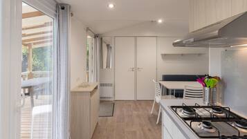 Coffee/tea maker, fridge, microwave, stovetop