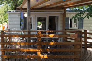 Outdoor dining - Mobile Home 'Mobil-home E - 1-6 Pers' with Shared Pool, Private Terrace and Shared Garden (Lavilledieu)