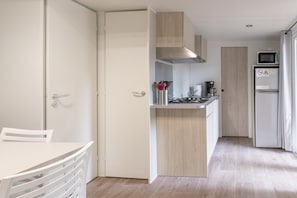 Kühlschrank, Mikrowelle, Herdplatte, Wasserkocher mit Kaffee-/Teezubehör