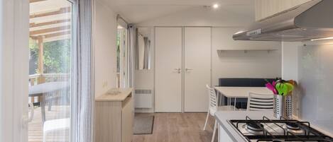 Kjøleskap, mikrobølgeovn, kokeplater og kaffetrakter/tekoker