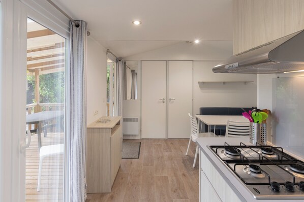 Fridge, microwave, stovetop, coffee/tea maker - Mobile Home 'Mobil-home E - 1-6 Pers' with Shared Pool, Private Terrace and Shared Garden (Lavilledieu)