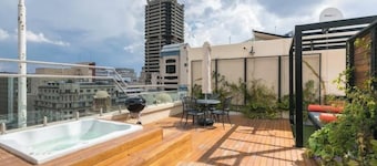 Beautiful 2 bed Penthouse + Private Rooftop HotTub
