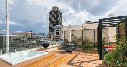 Beautiful 2 bed Penthouse + Private Rooftop HotTub