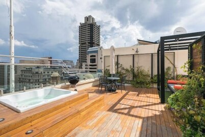Beautiful 2 bed Penthouse + Private Rooftop HotTub