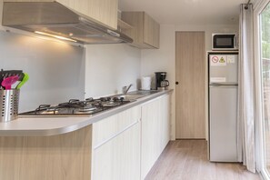 Kühlschrank, Mikrowelle, Herdplatte, Wasserkocher mit Kaffee-/Teezubehör