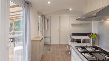 Réfrigérateur, micro-ondes, plaque de cuisson, cafetiÚre/bouilloire