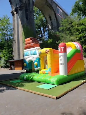 Eine aufblasbare Spielkonstruktion mit dem Schriftzug 'N7 Route du Colleil'.