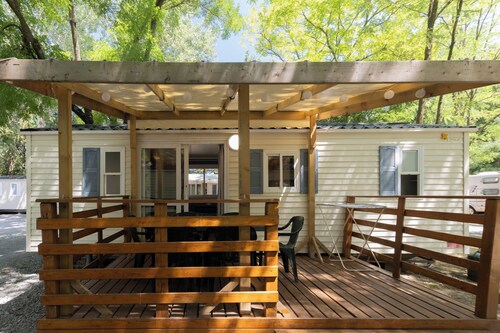 Mobil-home 'G - 1-6 pers' avec piscine commune, terrasse privée et jardin partagé