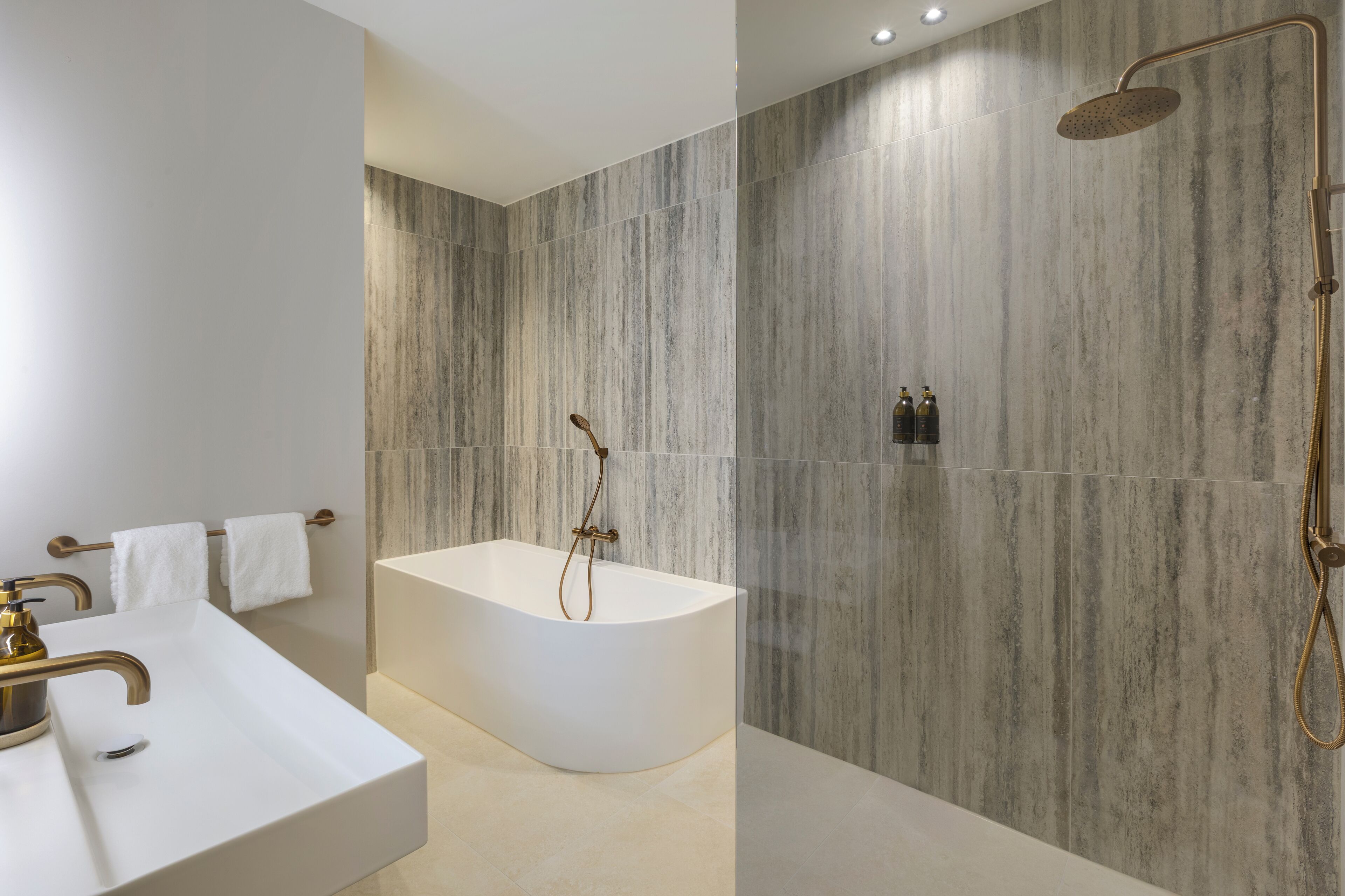 Junior suite, uitzicht op meer | Badkamer | Designer toiletartikelen, een haardroger, badjassen, vloerverwarming