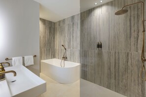 Suíte júnior, vista para o lago | Banheiro | Produtos de toalete de grife, secador de cabelo, roupões de banho 