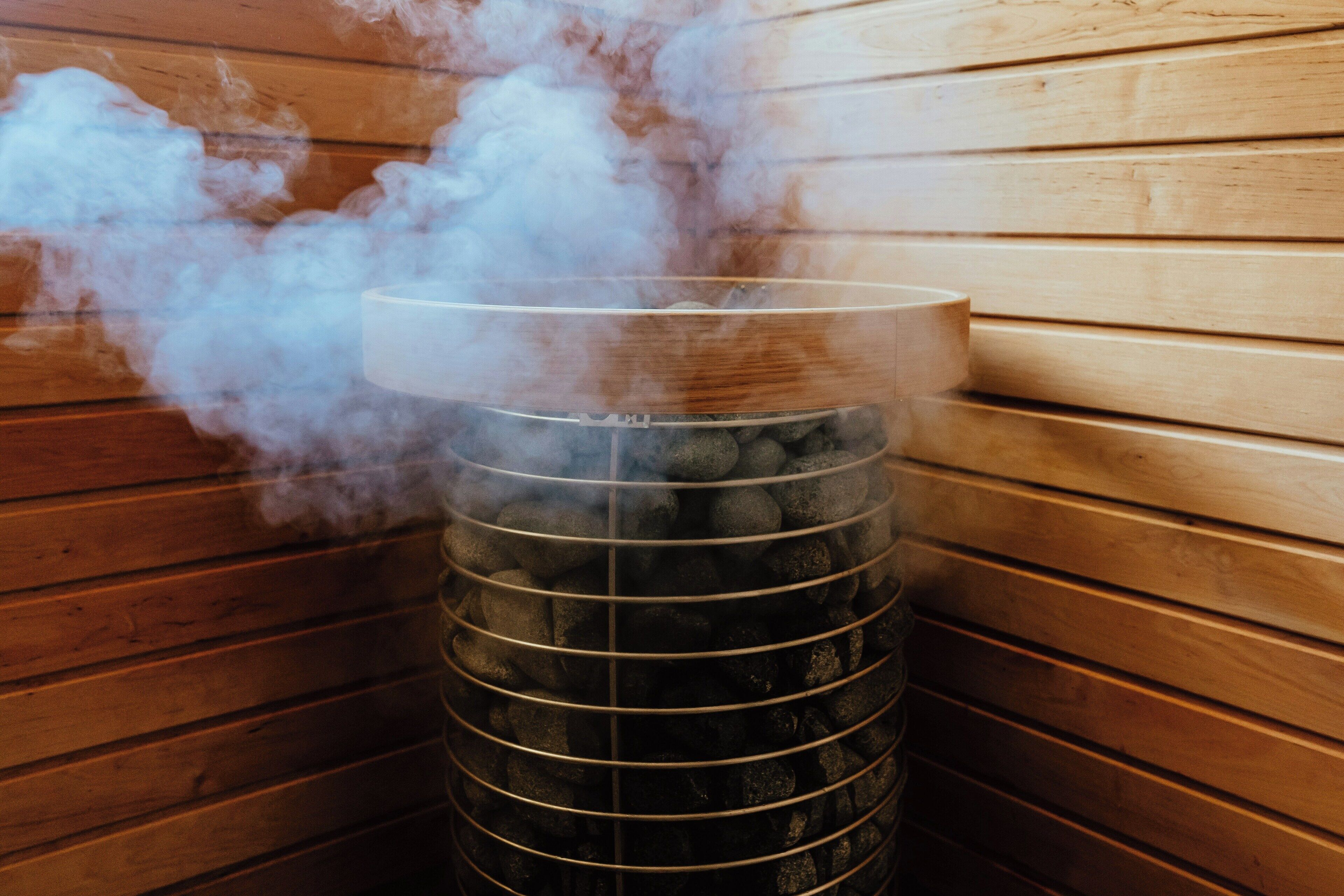 Una sauna con una salida de vapor visible y una pila de piedras en su interior.